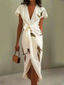 Judy | Robe mi-longue en satin à manches courtes et feuilles blanches