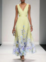 Rose | Robe longue en mousseline à fleurs bleu clair, col en V