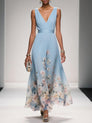 Rose | Robe longue en mousseline à fleurs bleu clair, col en V