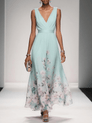 Rose | Robe longue en mousseline à fleurs bleu clair, col en V